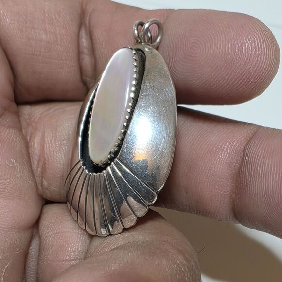 Vintage D Elark Native American Shadowbox Sterling SIlver & Shell Mop Pendant - Picture 4 of 10